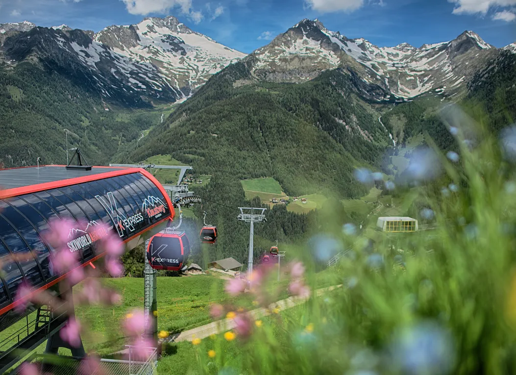 K-Express Gondelbahn am Klausberg im Sommer mit Blick auf die Zillertaler Alpen und Bergpanorama