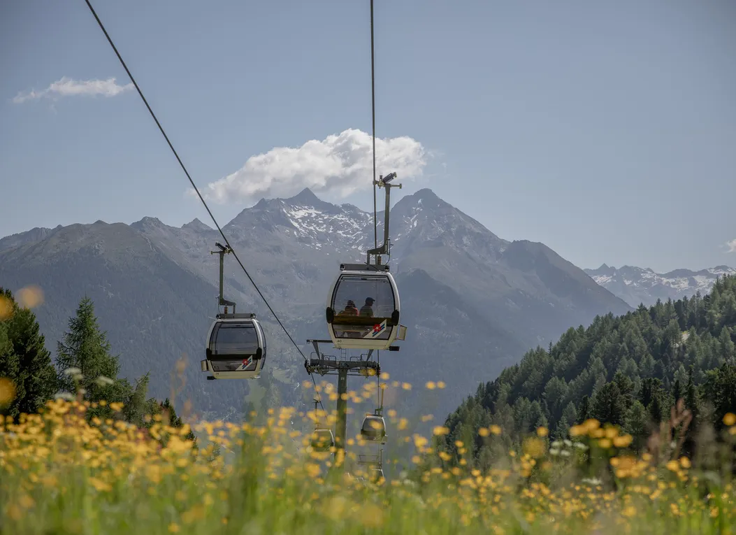 Speikboden Gondelbahn im Sommer über blühende Bergwiesen Ahrntal