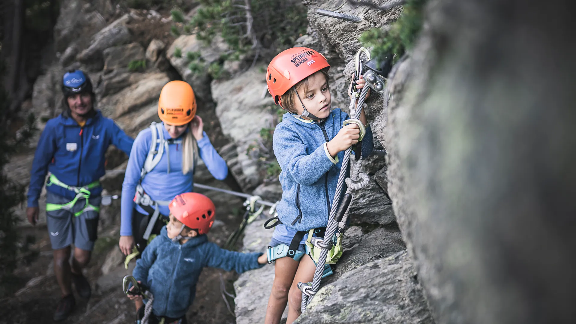 Familie beim Klettersteig am Speikboden mit Kindern in der Skiworld Ahrntal