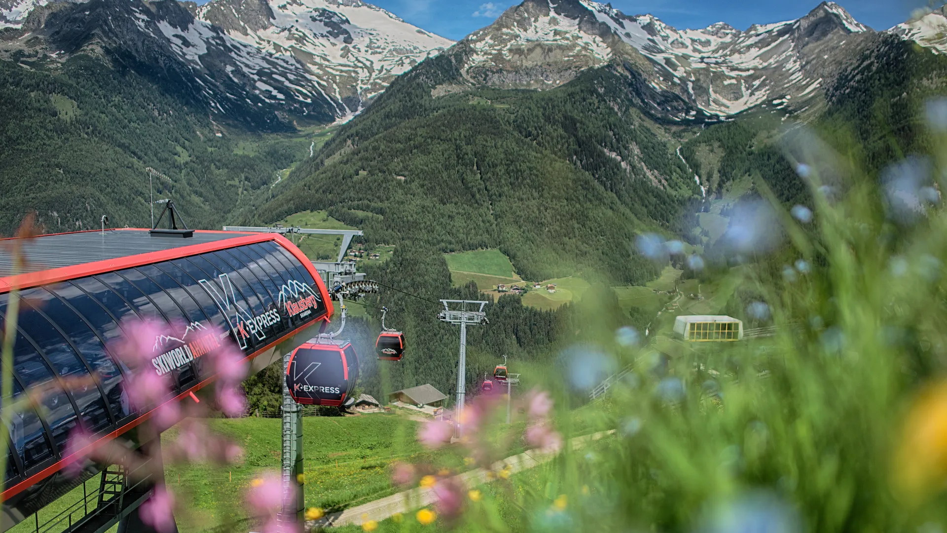 K-Express Gondelbahn am Klausberg im Sommer mit Blick auf die Zillertaler Alpen und Bergpanorama