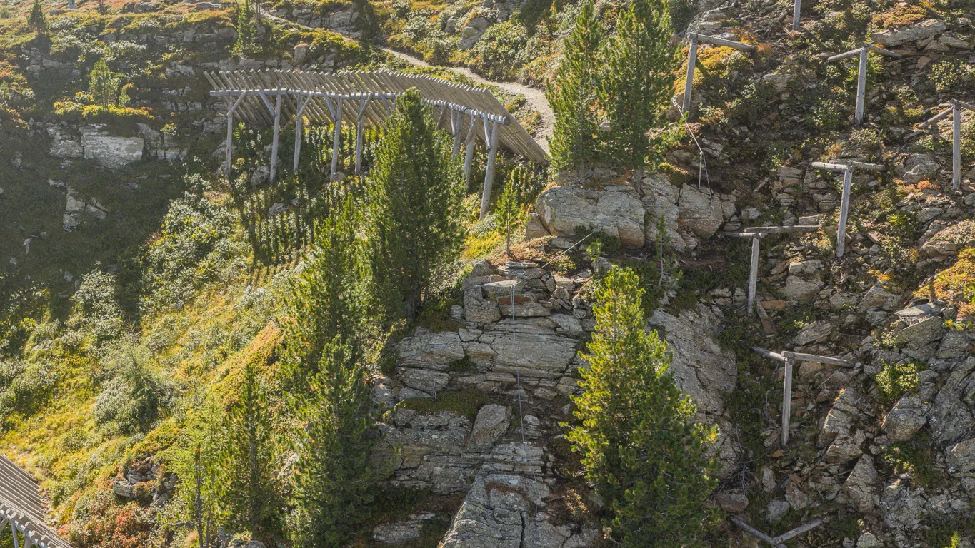 Panorama Klettersteig Ahrntal mit Kletterer, Seilbahn-Bergstation und herbstlicher Almlandschaft