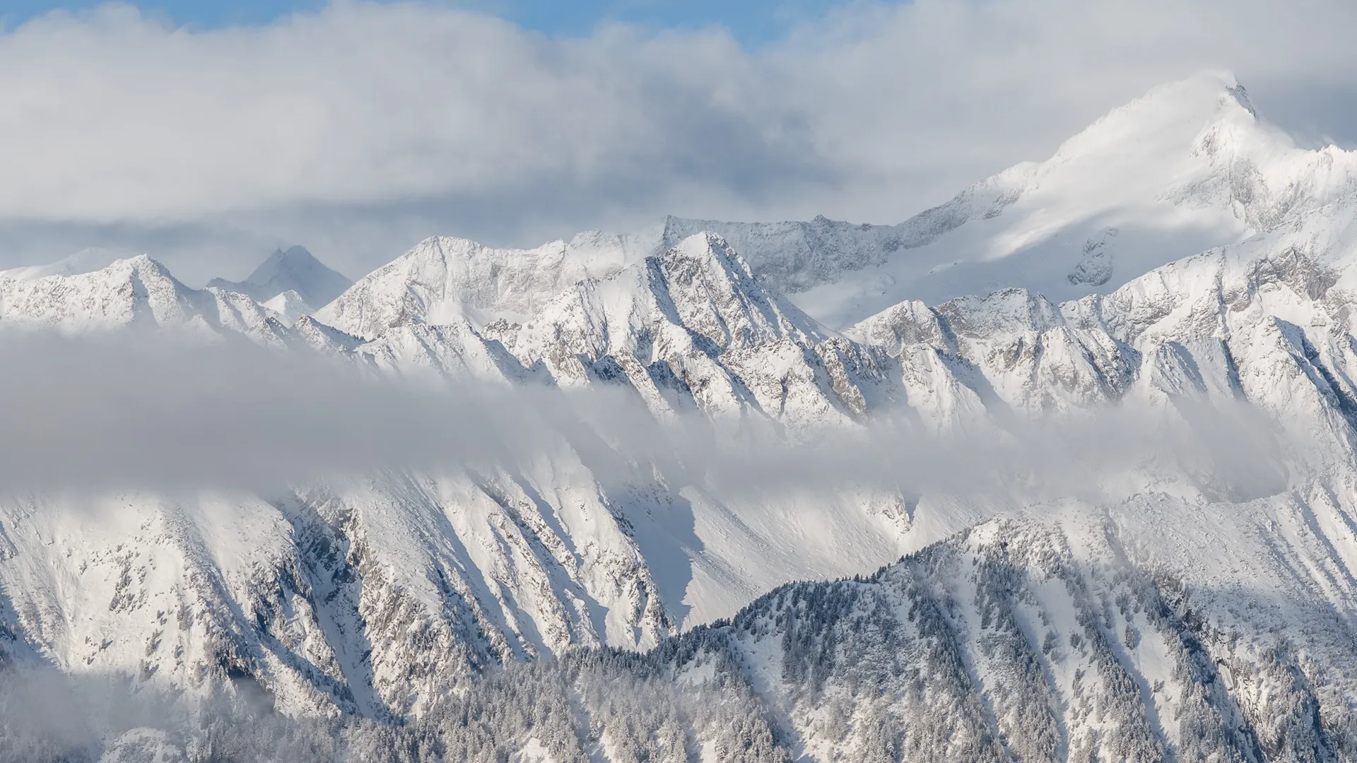 Winterliches Bergpanorama im Ahrntal mit schneebedeckten Gipfeln und Nadelwäldern