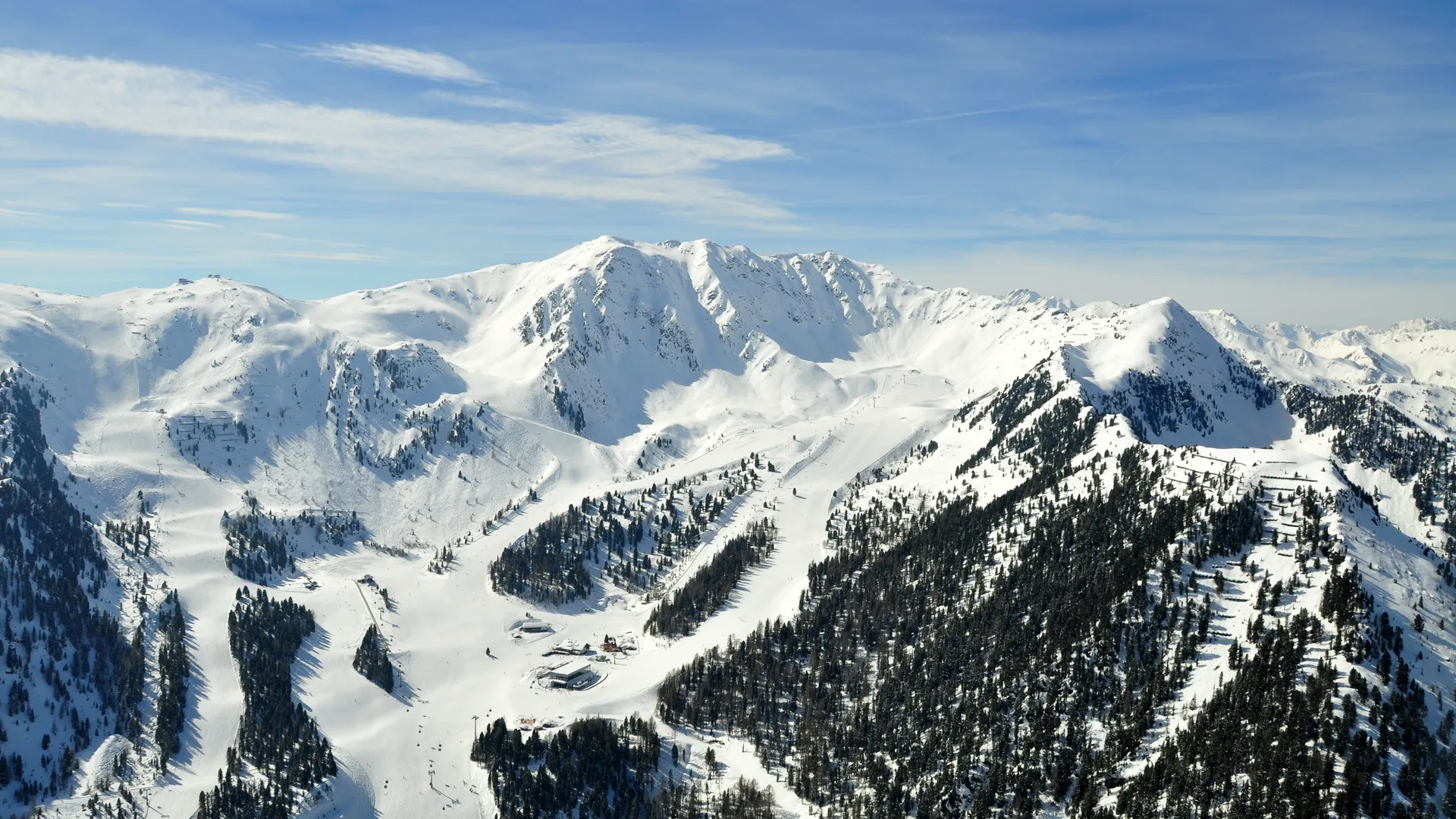 Luftaufnahme des verschneiten Skigebiets Klausberg und Speikboden mit Pisten und Liften