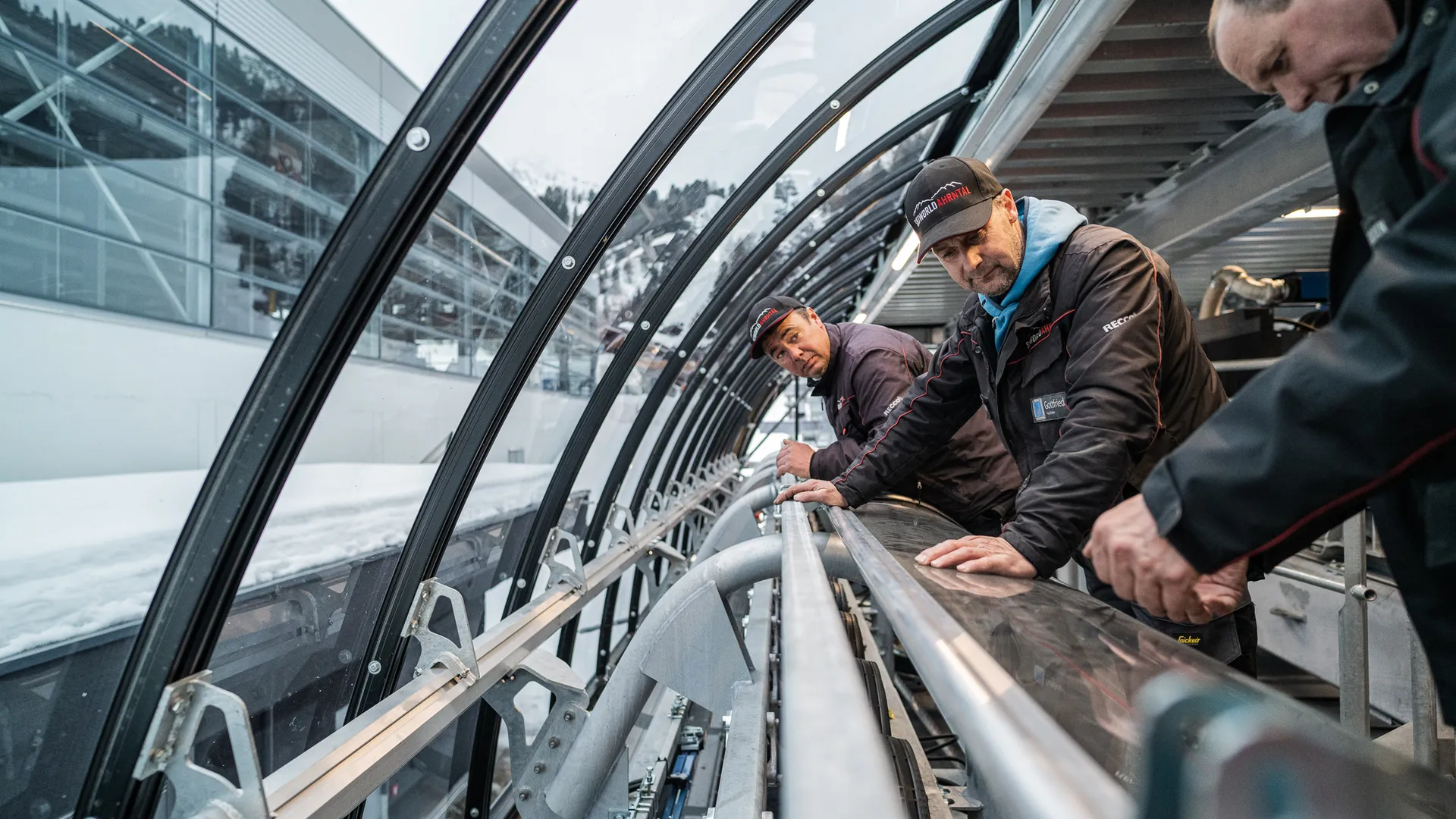Techniker bei Wartungsarbeiten an der Gondelbahn der Skiworld Ahrntal
