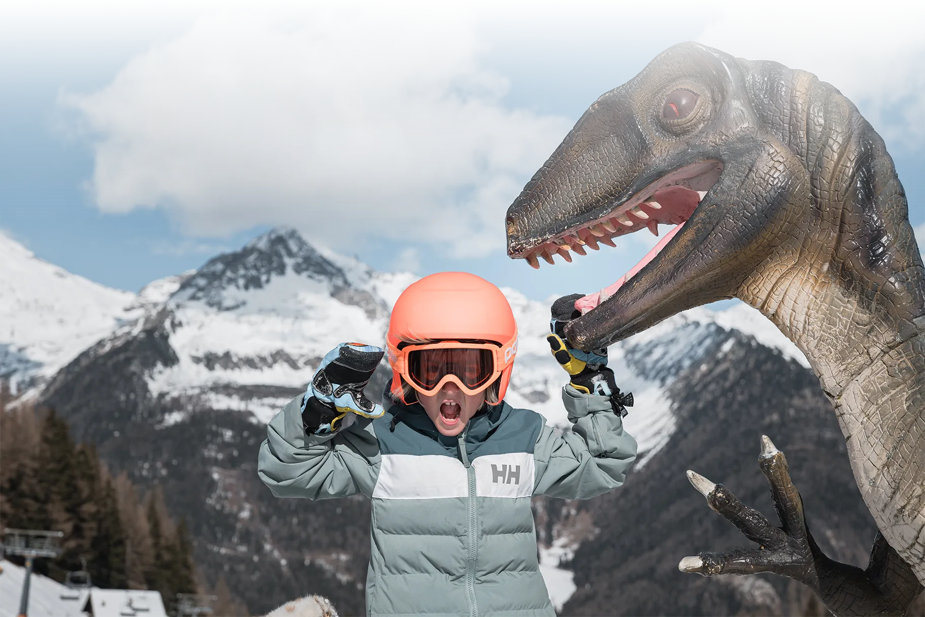 Kind erschrickt vor Raptor-Dino auf der Piste – Dino-Erlebnis an der Dino Sun Line am Klausberg