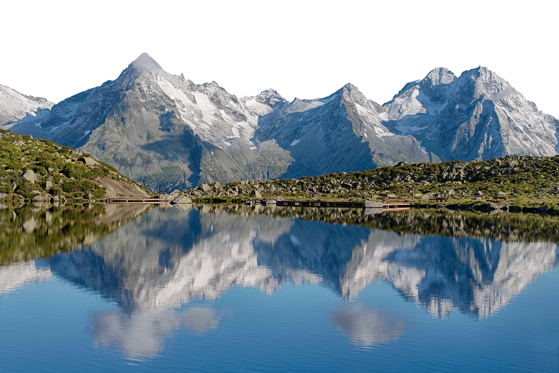 Kristallklarer Bergsee mit Spiegelung der Zillertaler Alpen am Klausberg