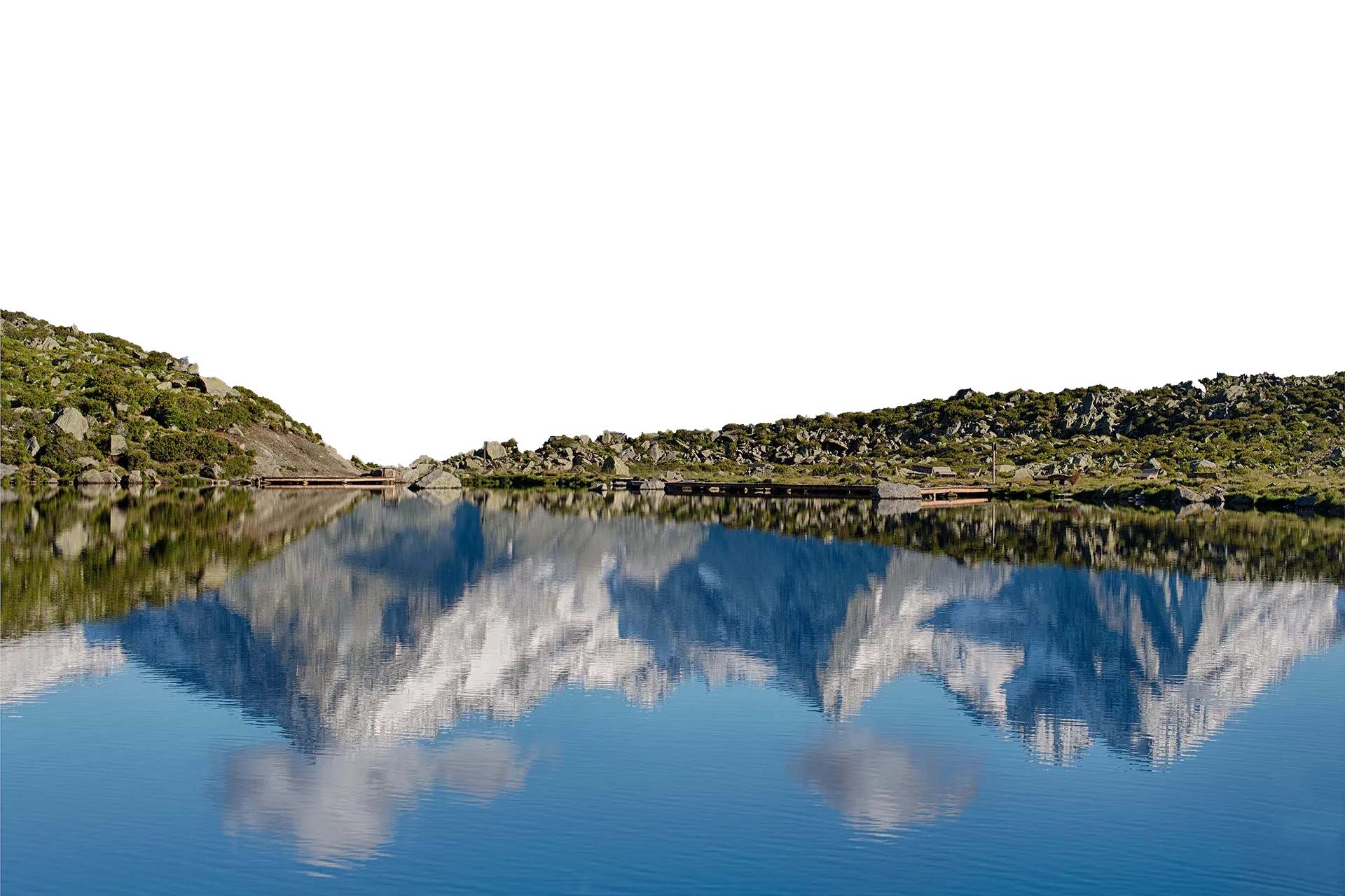 Spiegelung der Zillertaler Alpen im klaren Bergsee am Klausberg im Ahrntal