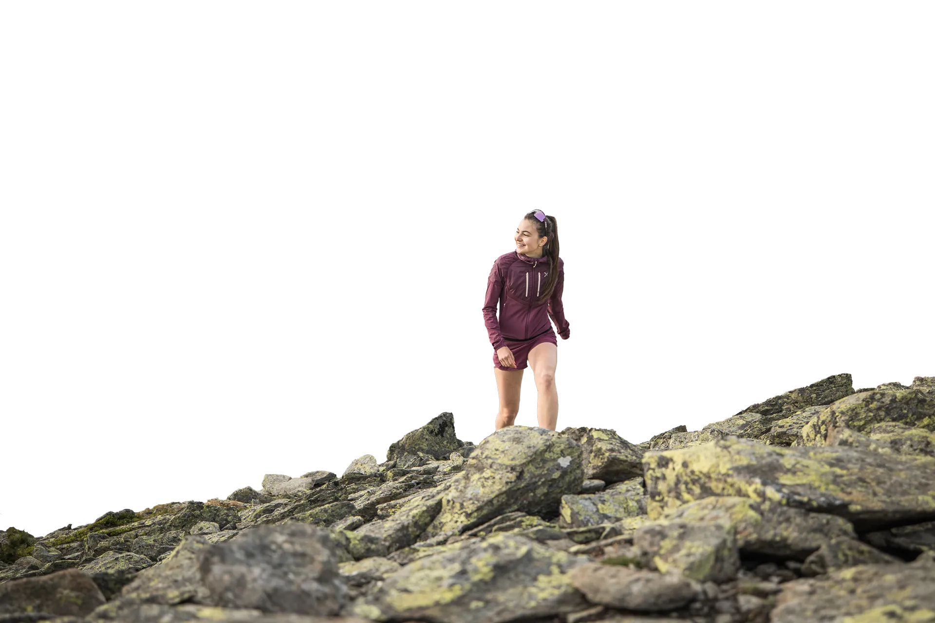 Junge Frau beim Bergwandern auf felsigem Kamm am Klausberg, Südtirol