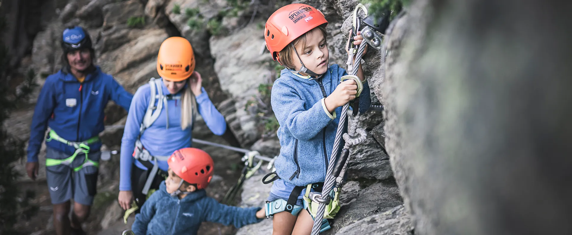 Familie beim Klettersteig am Speikboden mit Kindern in der Skiworld Ahrntal