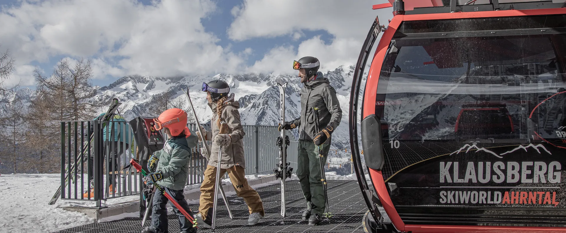 Familie steigt aus der Klausberg-Gondel der Skiworld Ahrntal mit Bergpanorama