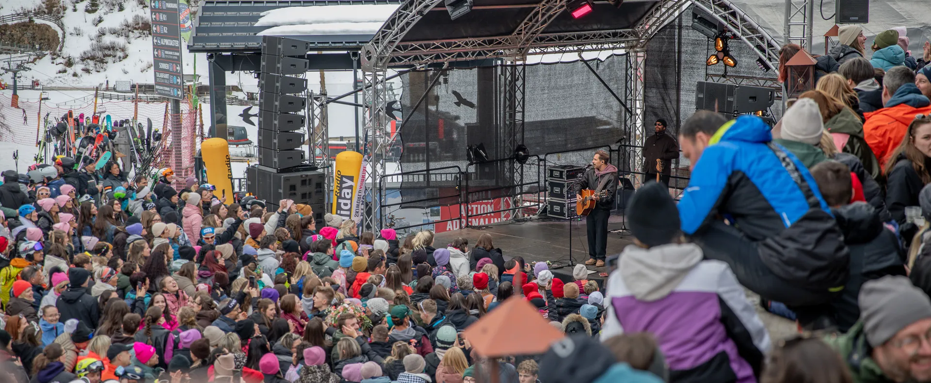 Open-Air-Konzert am Klausberg mit Gitarrist auf der Bühne und großer Menschenmenge