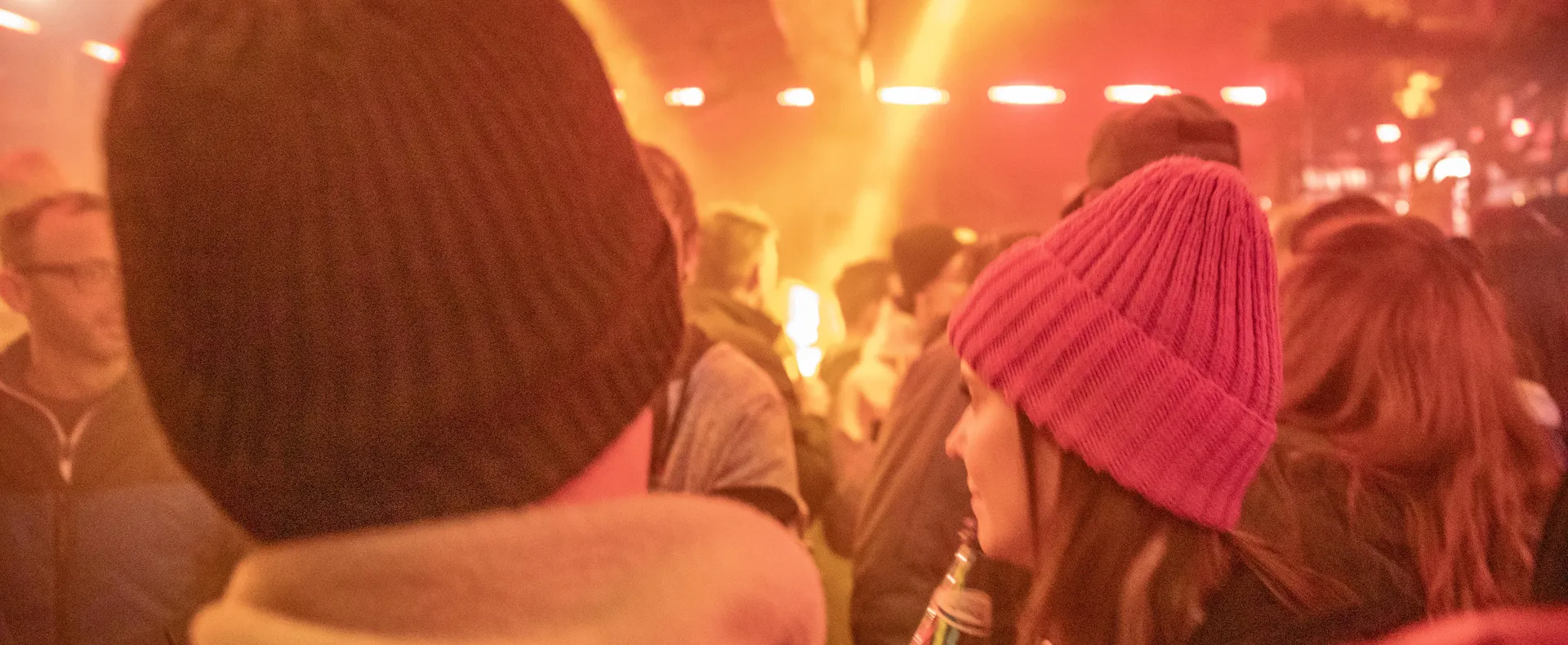 Après-Ski Party in der Kristall Alm am Klausberg mit feiernder Menge und Lichtshow