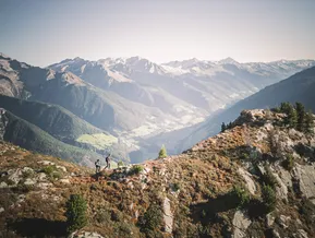 Wanderer auf Bergrücken mit Panoramablick ins Ahrntal und Zillertaler Alpen im Herbst