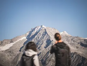 Bergsteiger blicken auf schneebedeckten Gipfel der Zillertaler Alpen im Ahrntal