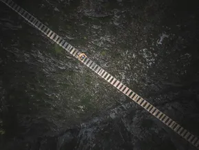 Vogelperspektive auf Hängebrücke am Klettersteig Speikboden über Felsschlucht