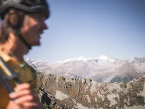 Wanderer an der Bergstation Speikboden mit Panorama auf die Zillertaler Alpen