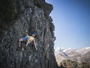 Kletterer am Klettersteig Speikboden lacht — Zillertaler Alpen im Hintergrund