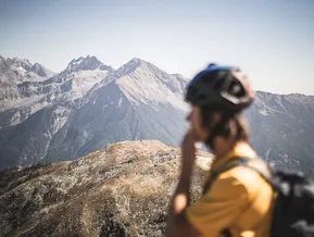 Bergsteiger am Speikboden blickt auf Gipfel und Sesselliftanlage im Sommer