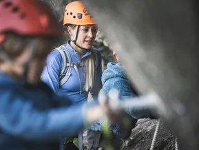 Kinderführung am Klettersteig Speikboden — Bergführerin erklärt Klettertechnik