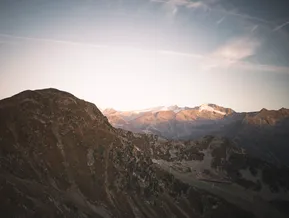 Sonnenaufgang über den Gipfeln der Zillertaler Alpen im Ahrntal in Südtirol