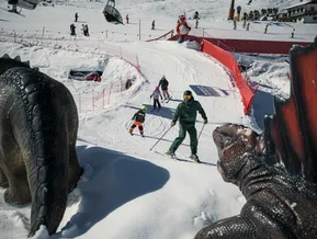Skikindergarten mit Dino-Figuren am Klausberg – Skilehrer und Kinder auf der Übungspiste