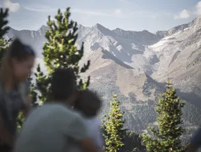 Wanderer genießen Ausblick auf Gletscher und Berge im Naturpark Rieserferner-Ahrn