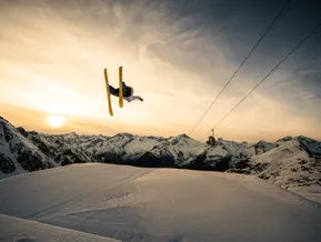 Freestyle-Skifahrer beim spektakulären Backflip auf Armada-Skiern im Snowpark Klausberg