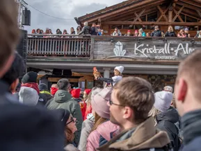Feiernde Menschenmenge vor der Kristall Alm am Klausberg während eines Events im Skigebiet Ahrntal