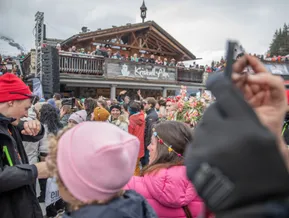 Kristall-Alm Klausberg beim Après-Ski-Event – feiernde Menge mit Blumenschmuck vor der Hütte
