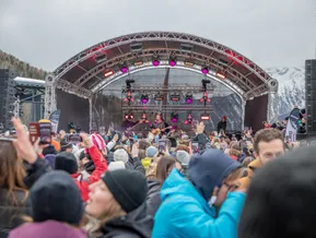 Live-Konzert auf der Bühne mit jubelndem Publikum beim Après-Ski-Event am Klausberg im Ahrntal
