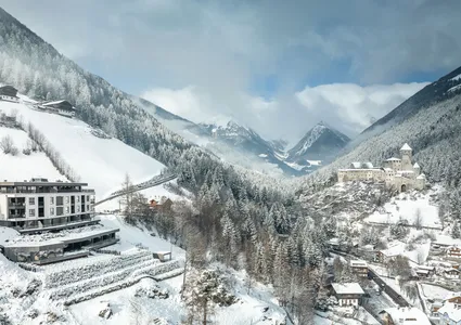Winterpanorama Ahrntal mit Burg Taufers und Sand in Taufers im Schnee