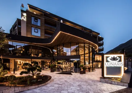 Hotel Lunaris Ahrntal Eingangsbereich bei Dämmerung – modernes Design