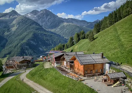 Berghütte Mairegg Alm im Sommer mit Gondelbahn, Alpenwiesen und Zillertaler Alpen