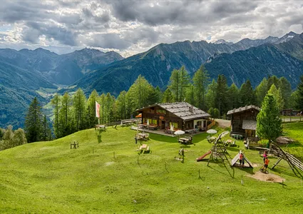 Bergrestaurant mit Spielplatz und Panoramablick über das Ahrntal im Sommer