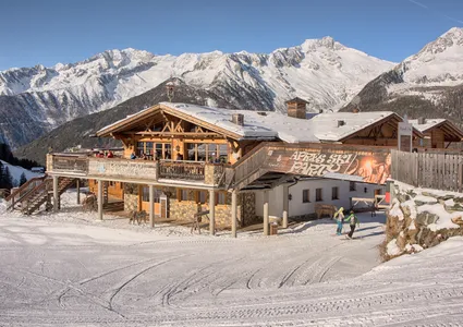 Kristall Alm am Klausberg mit Sonnenterrasse, Skifahrern und verschneitem Bergpanorama