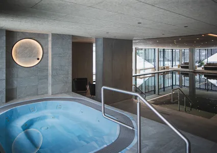 Indoor-Pool mit Whirlpool im Wellnesshotel Ahrntal nach dem Skitag
