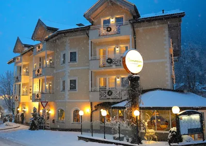Apparthotel mit Restaurant Rosmarin im Winter bei Nacht im Ahrntal