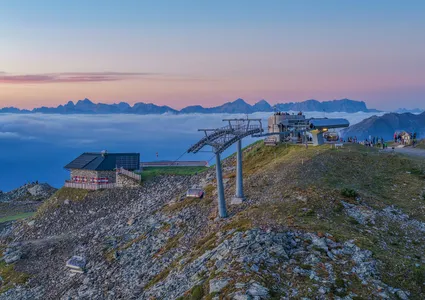 Panoramablick vom Speikboden-Gipfel auf Dolomiten bei Sonnenuntergang im Sommer
