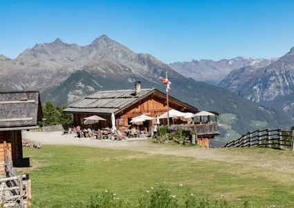 Almhütte mit Sonnenterrasse und Panoramablick auf die Zillertaler Alpen im Sommer Ahrntal