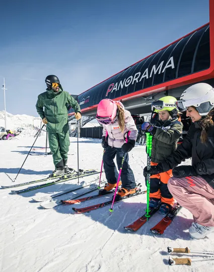 Familie mit Kindern an der Panorama-Bergstation am Speikboden – gemeinsamer Skitag im Ahrntal