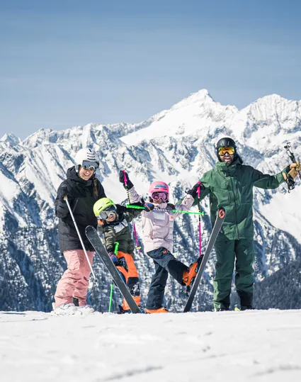 Skiurlaub mit der Familie am Klausberg – vier Familienmitglieder in Skiausrüstung vor Alpenpanorama