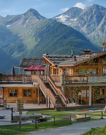 Kristall-Alm am Klausberg, traditionelle Südtiroler Almhütte mit Blick auf die Zillertaler Alpen