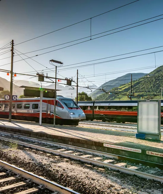 Trenitalia Frecciargento und Frecciarossa Züge am Bahnhof im Gegenlicht für Bahnanreise