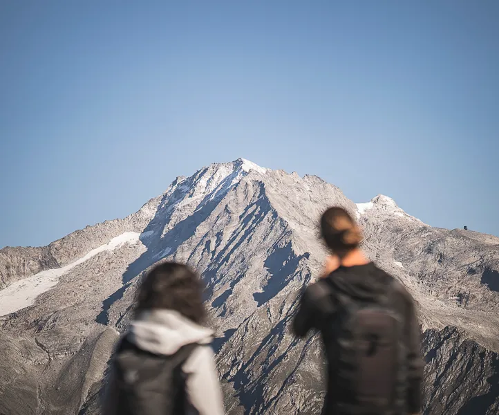 Bergsteiger blicken auf schneebedeckten Gipfel der Zillertaler Alpen im Ahrntal