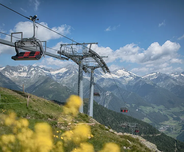 Sessellift am Klausberg im Sommerbetrieb mit Panorama der Zillertaler Alpen und Ahrntal