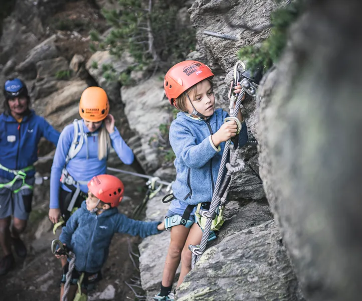 Familie beim Klettersteig am Speikboden mit Kindern in der Skiworld Ahrntal