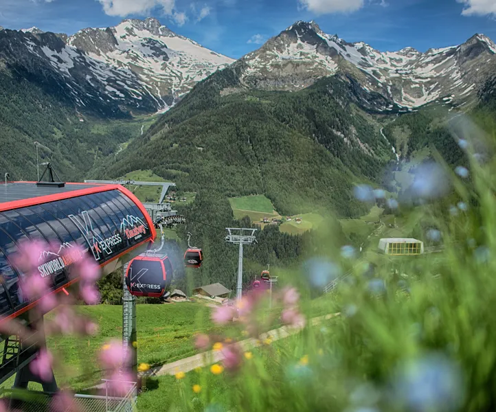K-Express Gondelbahn am Klausberg im Sommer mit Blick auf die Zillertaler Alpen und Bergpanorama