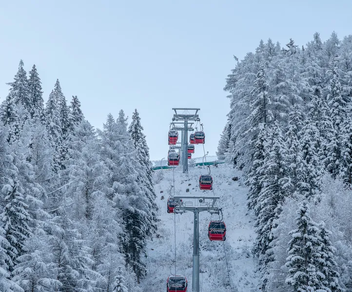 K-Express Gondelbahn Klausberg zwischen verschneiten Tannen im Winterbetrieb
