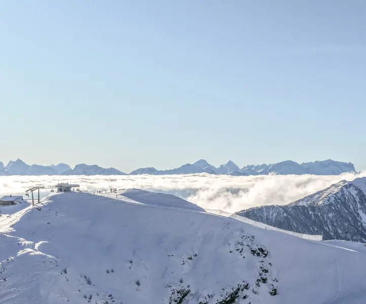 Bergstation am Speikboden mit Sessellift über dem Wolkenmeer und Dolomiten im Hintergrund
