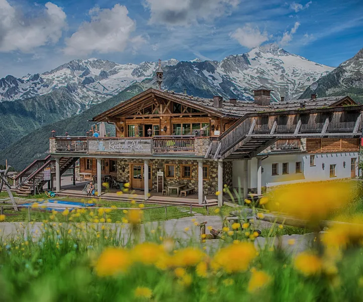 Kristall-Alm am Klausberg mit Holzterrasse und Panoramablick auf die Zillertaler Alpen im Sommer